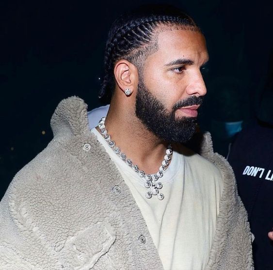 Drake Rapper Blood Drake แร็ปเปอร์ดัง ทำลายสถิติอันดับ 1 บน Billboard Hot 100 ถึง 2 ครั้ง