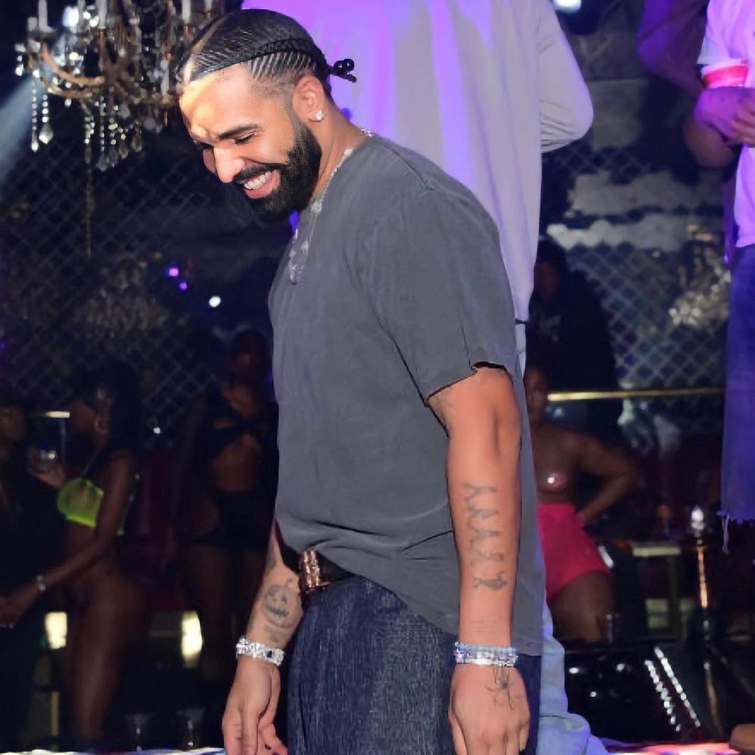 Drake Rapper Blood Drake แร็ปเปอร์ดัง ทำลายสถิติอันดับ 1 บน Billboard Hot 100 ถึง 2 ครั้ง