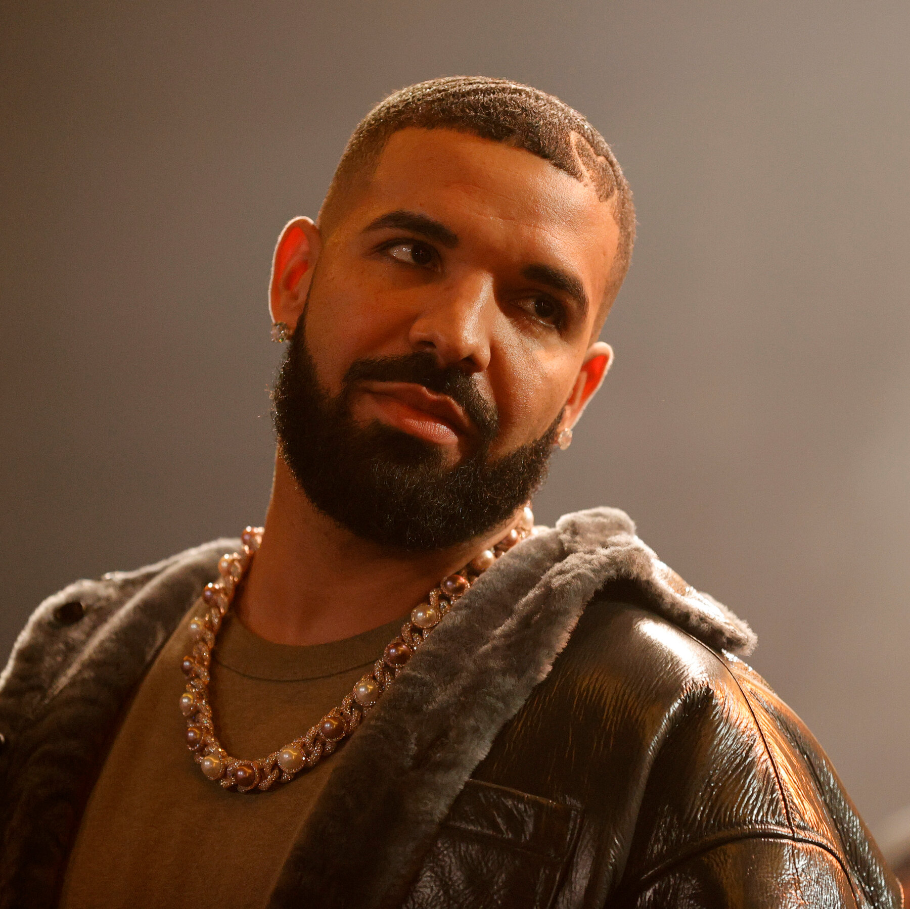 Drake Rapper Blood Drake แร็ปเปอร์ดัง ทำลายสถิติอันดับ 1 บน Billboard Hot 100 ถึง 2 ครั้ง