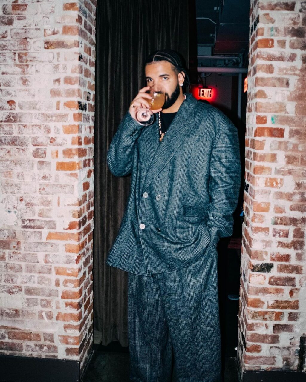 Drake Rapper Blood Drake แร็ปเปอร์ดัง ทำลายสถิติอันดับ 1 บน Billboard Hot 100 ถึง 2 ครั้ง