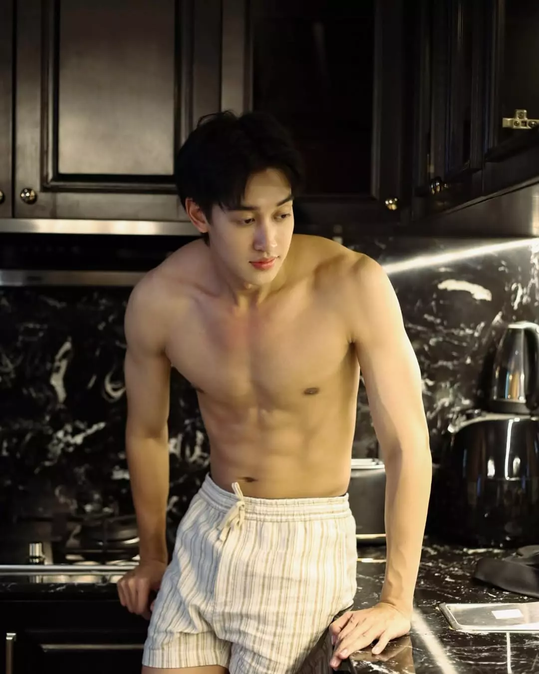 เชลล์ ธกฤต